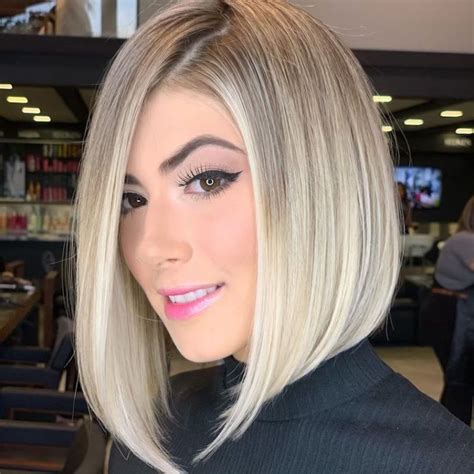 cabelo corte chanel de bico loiro platinado lilas